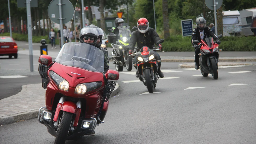 Motorcyklarna i Mälaren runt gled genom Enköping under lördagen. 