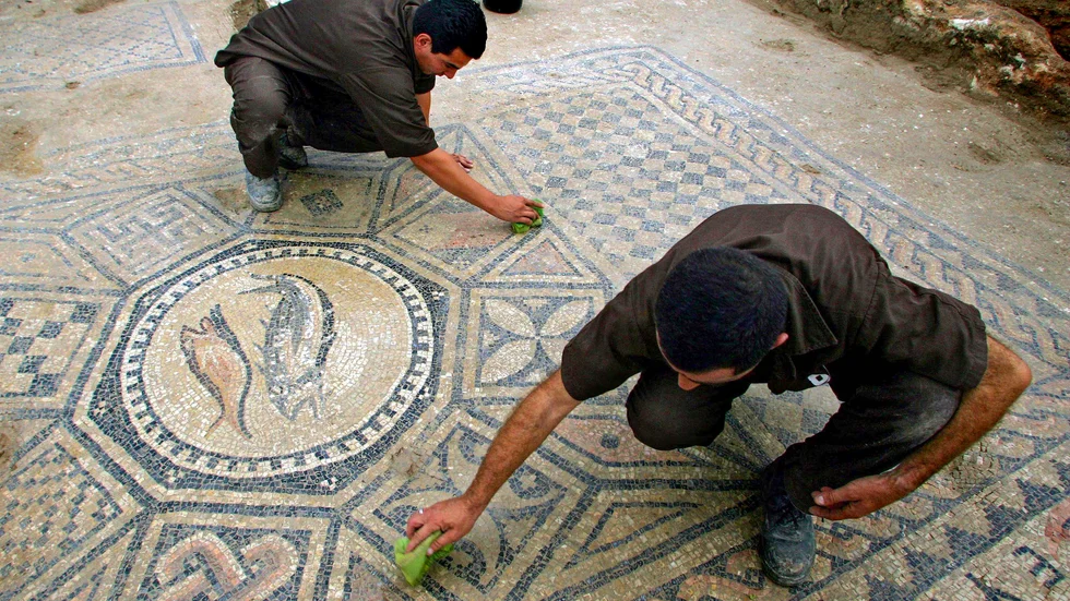 Den omdiskuterade Megiddo-mosaiken hittade vid utgrävningar i Israel 2005. Arkivbild.