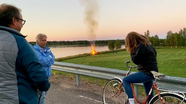 Ett par firare av Nationalälvens dag i Anttis, här framför elden vid älven som tändes om kvällen.