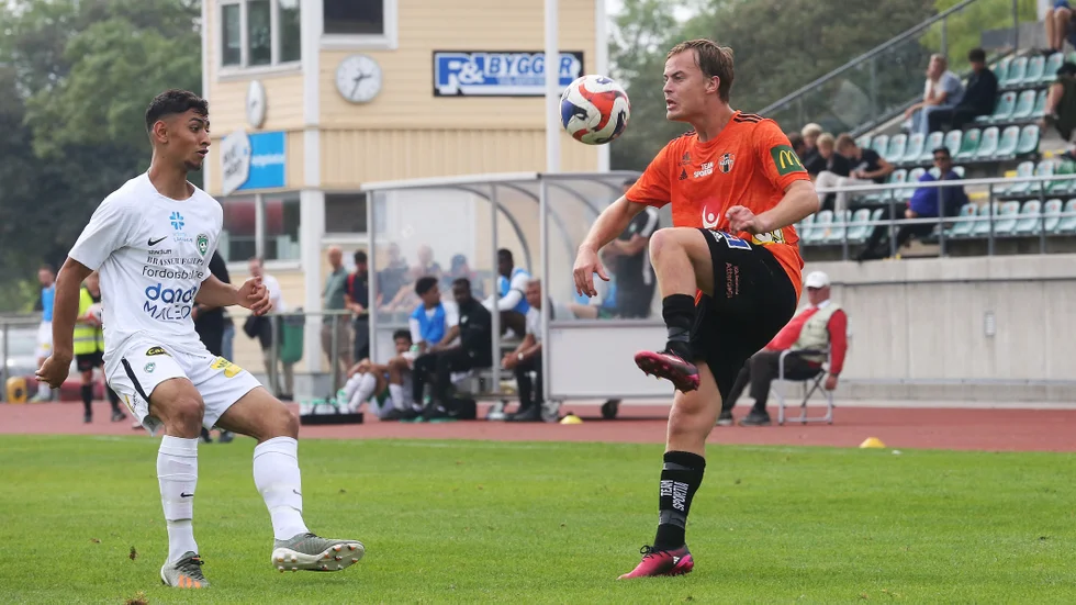 Joel Elofsson tar plats i Gutes backlinje.