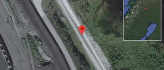 Personbil stillastående på E10 - helt stopp i ett körfält