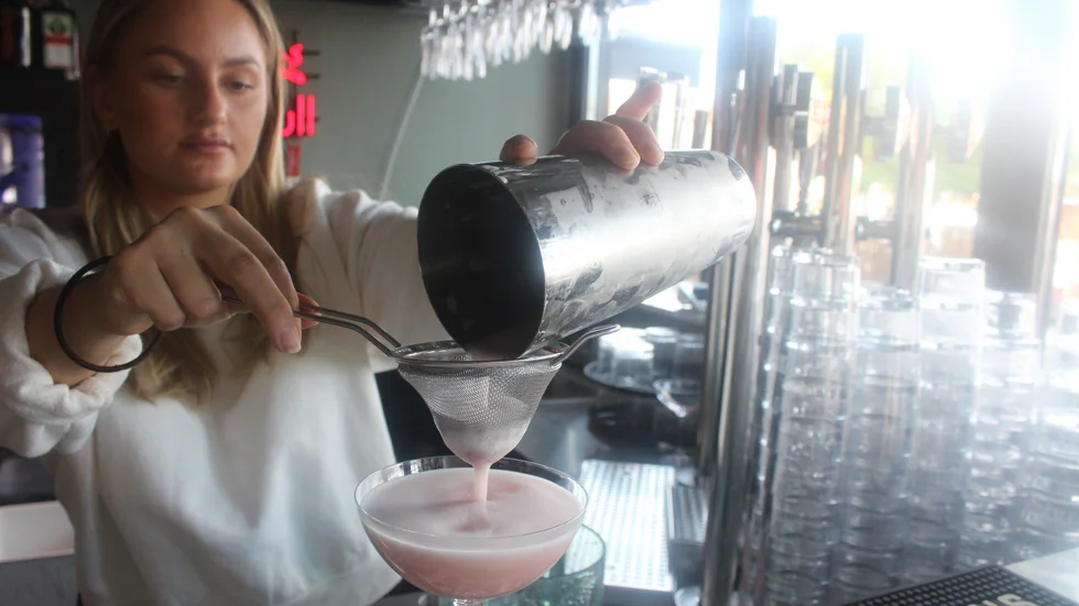 Moa Hagelin platschef på Vikens gör en Rabarber Sour.