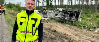 Lastbil körde ner i dike – vägen stängdes av