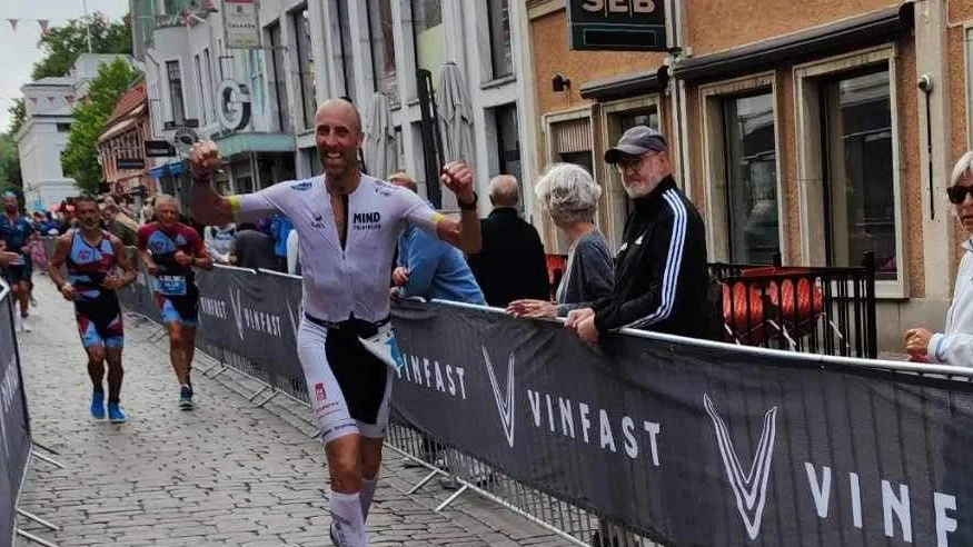 Claes Ivenborgs stora jubel efter att ha vunnit sin åldersklass på Ironman i Kalmar. "Vet inte men det måste väl vara något fel i våra kroppar som inte kan sitta stilla", skämtar Ivenborg efter kraftprestationen.