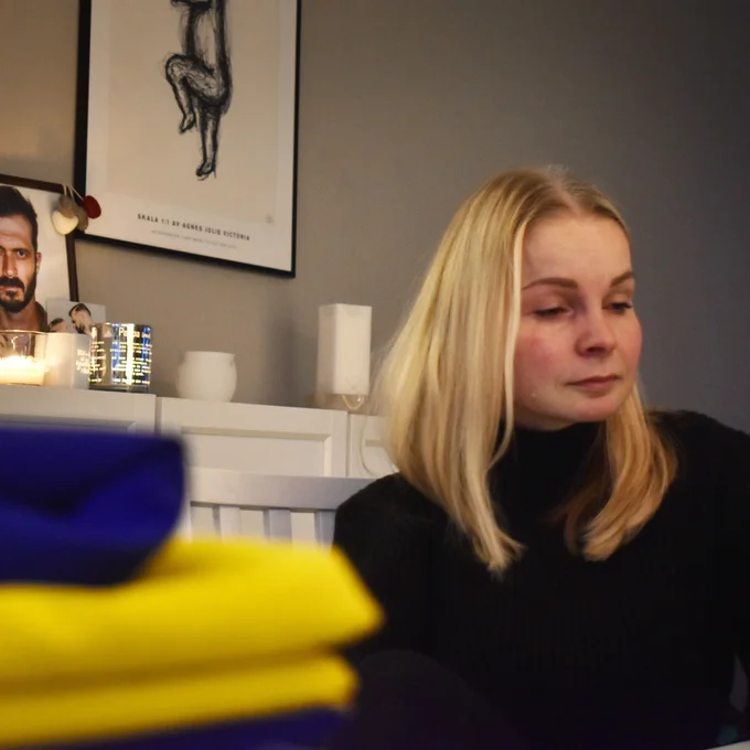 Johans porträtt står inramat i familjens hem i Skelleftehamn när Linda Fredriksson tar emot reportrarna Melker Westerberg och Johanna Sandgren. Hon berättar om sin man, om vem han var och hur han hamnade i Ukraina.