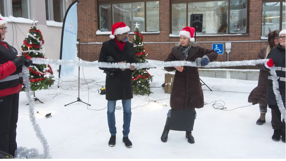 Kommunalrådet Fredrik Hansson och kommundirektör Anna Lindh Wikblad klippte det symboliska bandet.