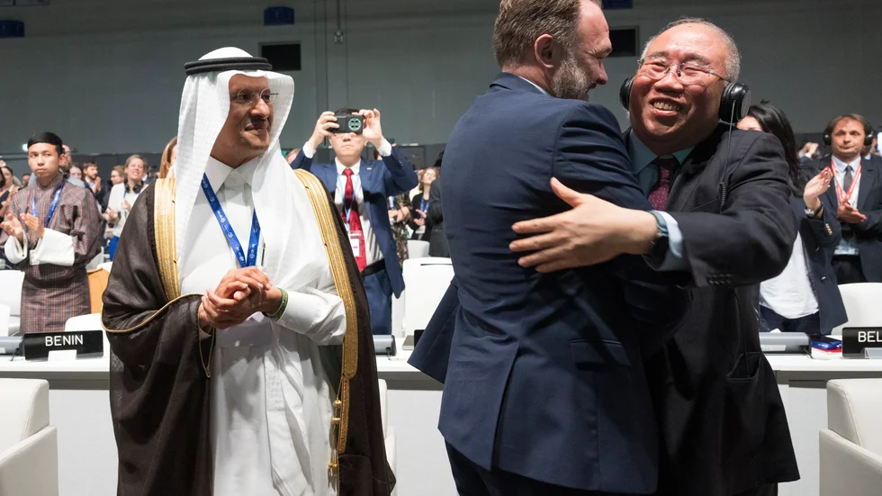 Glada miner på COP28, bland representanter från Saudiarabien, Danmark och Kina.