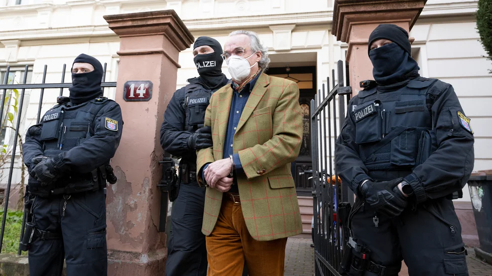 Maskerad polis grep Heinrich XIII Reuss, den 7 december 2022.