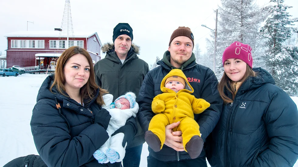 Inte på 30 år har det fötts en bebis i byn, förrän nu. Stolta föräldrar till byns yngsta är Tomas Fredriksson och Marie Sigefjäll, och till lille Elis, 3 månader, Erik Oja och Emelie Lundgren.  
