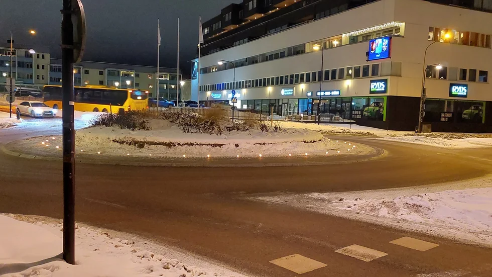 Enköpings rondeller var utsmyckade med marschaller under luciamorgonen. 