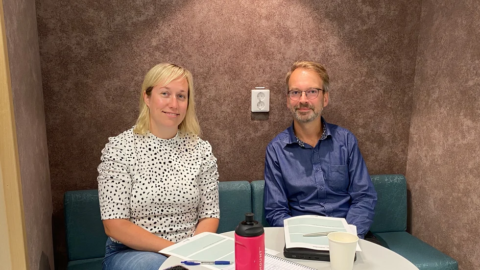 Lisa Nordlén och Anders Sandberg är nya lärare på Kunskapsskolan i Motala. Båda tycker att skolan har ett spännande koncept. Just nu genomgår de utbildning innan skolstart. Den här dagen övar de på handledarsamtal, vilket de sedan kommer att ha varje vecka med eleverna.
