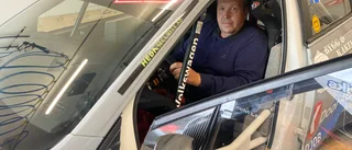 Tävlingssponsorn ger sig in i hetluften på asfalt 