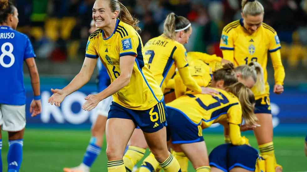 Sverige är klart för åttondelsfinal efter storseger mot Italien.