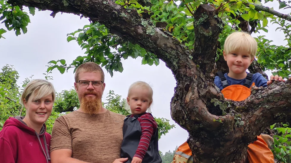 Linda Gustafsson, 32, tillsammans med familjen som består av sambon Oscar Engvall, 35, Arthur, 4 och Ture, 1,5 år. 