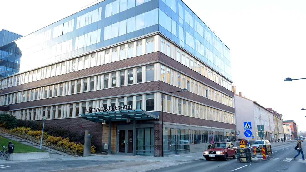 Två Bålstabor står åtalade i ett stort fall i Sundsvalls tingsrätt. Fallet ska ha koppling till våldsvågen av skjutningar och sprängdåd som skedde i vintras.