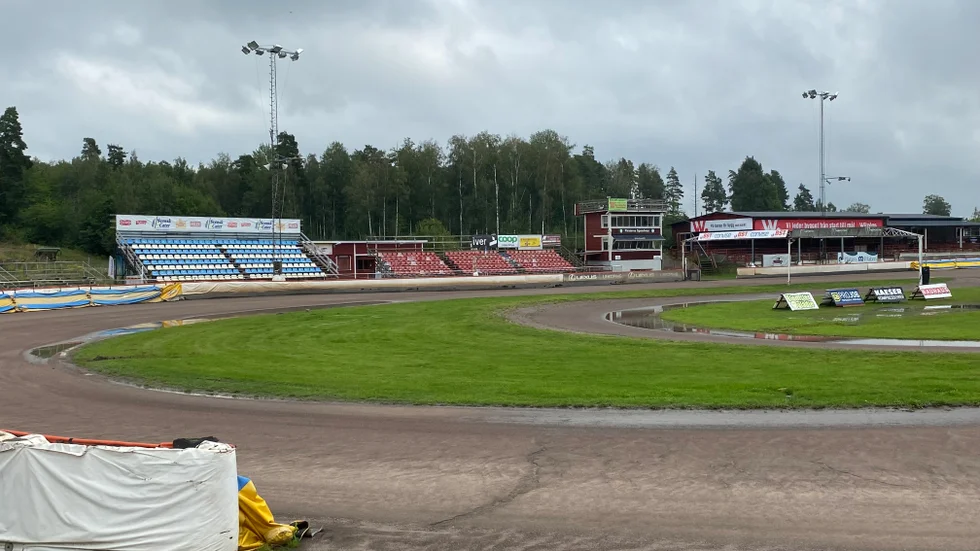 Dunteberget och Autoexperten arena stod under vatten på måndagen efter nattens oväder. Hela sista omgången i Bauhausligan ställdes in redan på söndagen och körs nu nästa tisdag 15 augusti. Slutspelet skjuts då också fram en vecka till start 22 augusti.