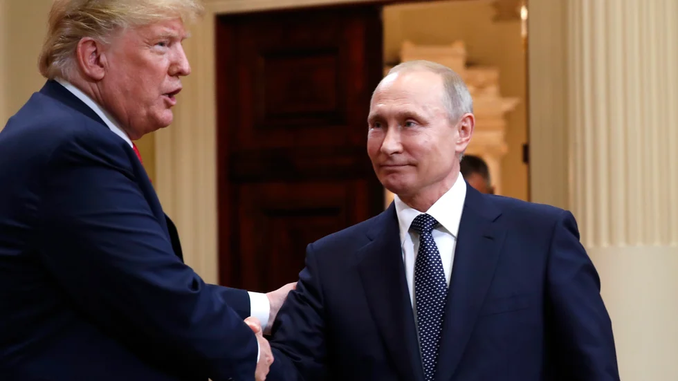 Donald Trump och Vladimir Putin på presskonferens i Helsingfors 2018. Trump spelade där med i Putins ryska desinformation och misstänkliggjorde USA:s detaljerade brottsutredningar om ryska statliga agenter som  hjälpt Trump inför valet 2016.   