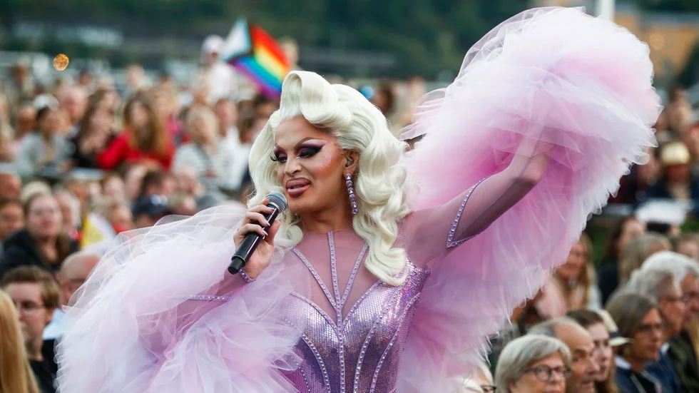 Admira Thunderpussy får igång allsångspubliken på Skansen.