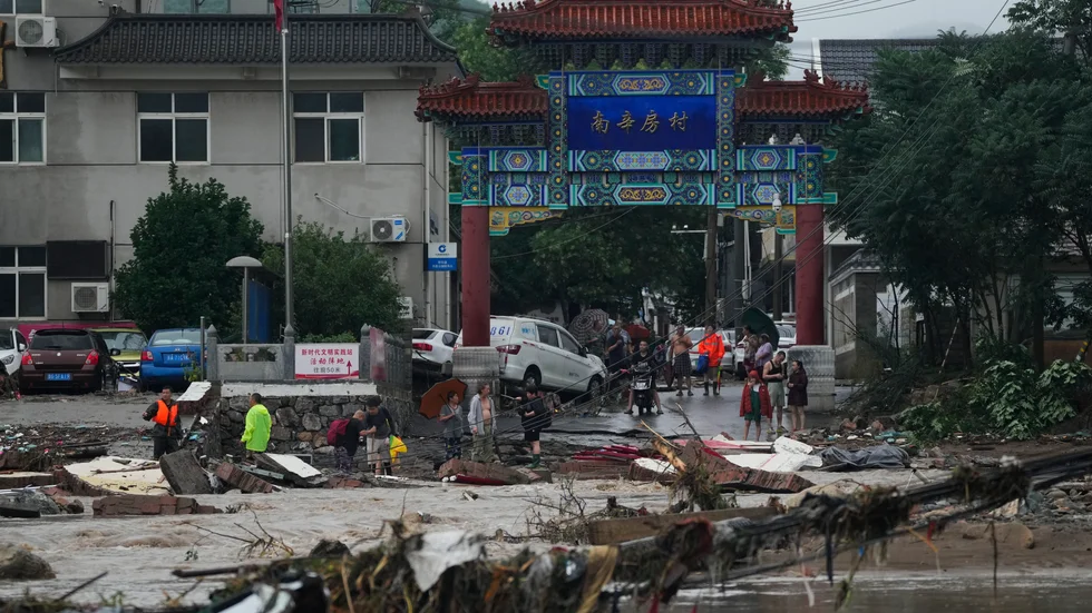 Förödelsen är stor i Peking efter skyfallen. Bild från i måndags.
