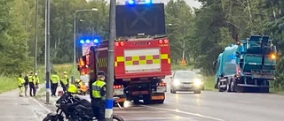 Motorcyklist körde omkull – fördes till sjukhus med ambulans