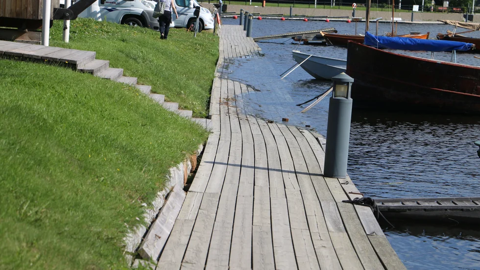 Stormen Hans har orsakat en hel del skada runt om i Sverige de senaste dagarna. Den ligger också bakom de höga vattennivåerna i Piteälven. Det märks bland annat vid Västra kajen.