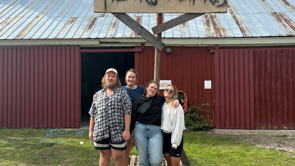 Medverkande på plats i Vitsanienmi. Performancegruppen från Helsingfors, 4 Floors of Whores. Herman Nyby, Lara Tacke, Astrid Stenberg och Emilia Jansson.