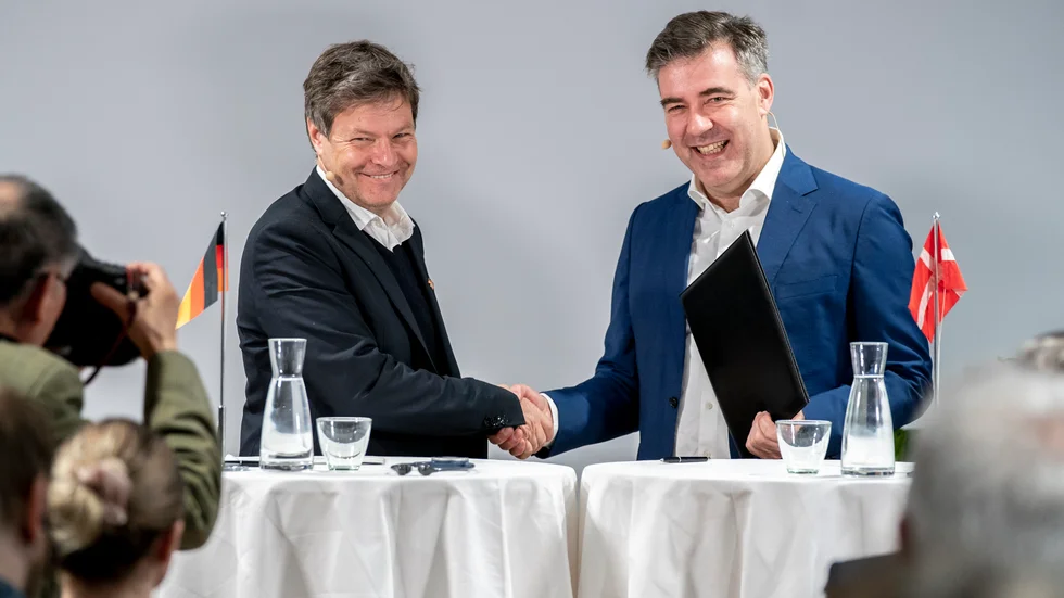 Grannministrar med gemensamma problem, i länder som länge haft för mycket fossilgas och för lite kärnkraft. Tysklands gröne näringsminister Robert Habeck (tv) och Danmarks borgerlige energiminister Lars Aagaard, när de tidigare i år enades om en pipeline för vätgas.