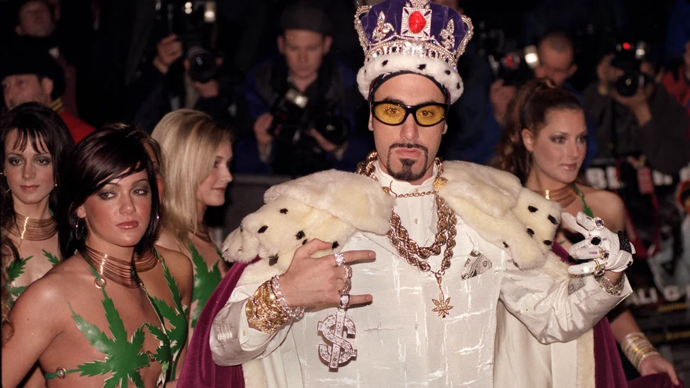Sacha Baron Cohen som "Ali G" 2002 vid premiären av filmen "Ali G in da house" i London. Enligt uppgifter ska nu Cohen väcka sitt alter ego till liv igen. Arkivbild.