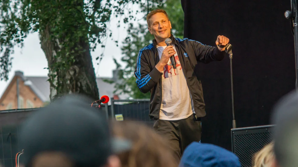 Magnus Betnér är ett folkkärt namn som kommer på Torshällabesök under hösten.
