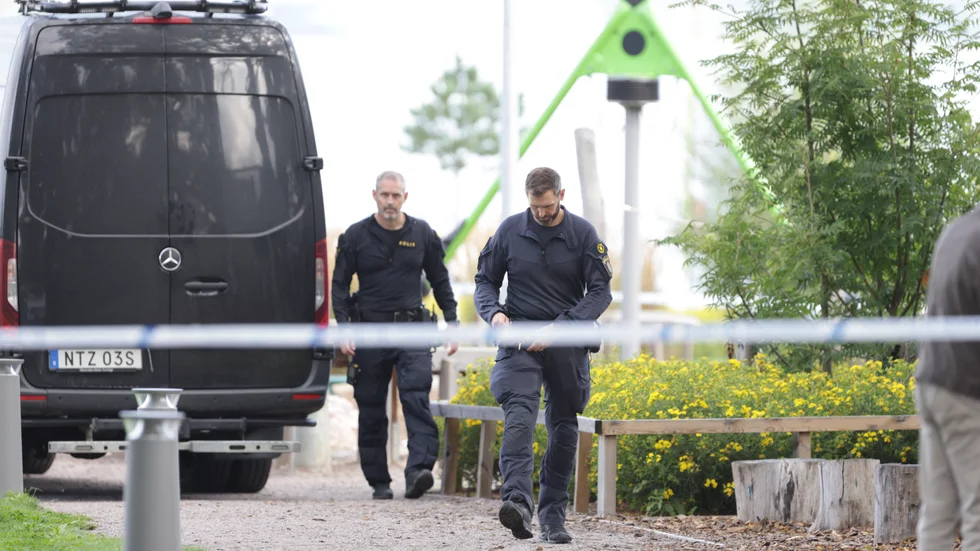 Polis och nationella bombskyddet på plats för att ta hand om misstänkt föremål på lekplats på Lindö strand utanför Norrköping.