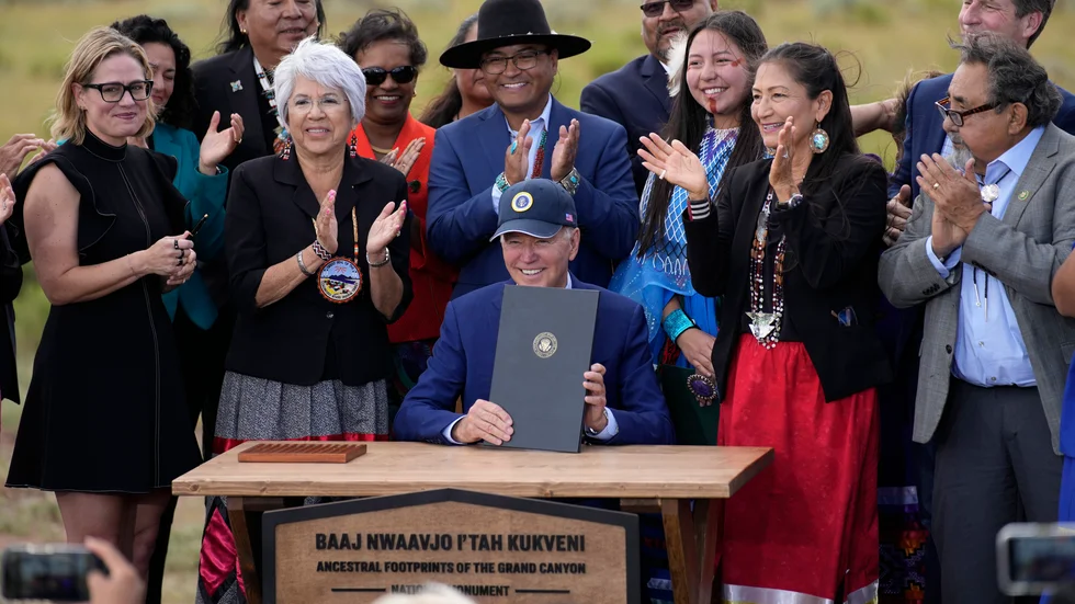 President Joe Biden håller upp dokumenten som slår fast skyddsstatusen för USA:s senaste nationalmonument.