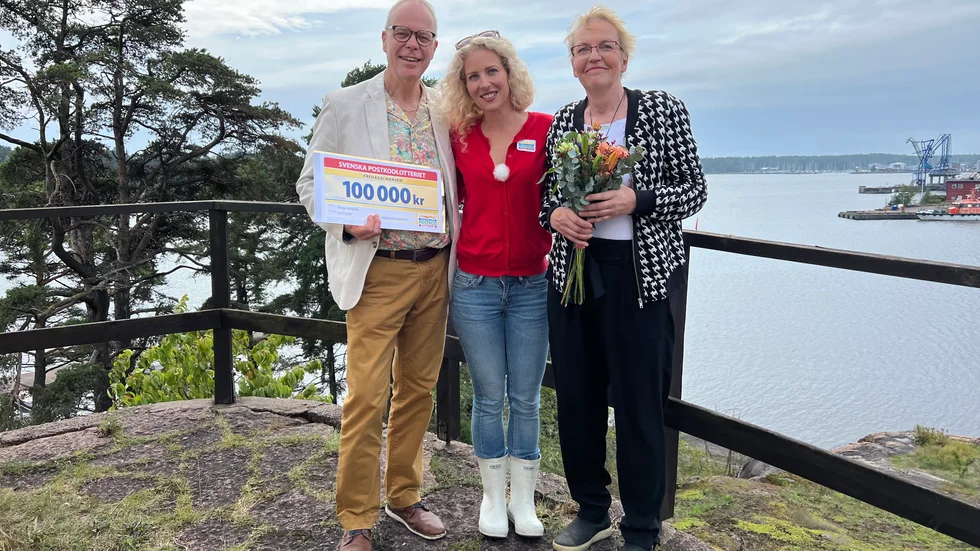 Sandra Dahlberg (mitten) tog en sväng förbi Oxelösund och delade bland annat ut 100 000 kronor till Percy Nattfalk och Margareta Nattfalk.