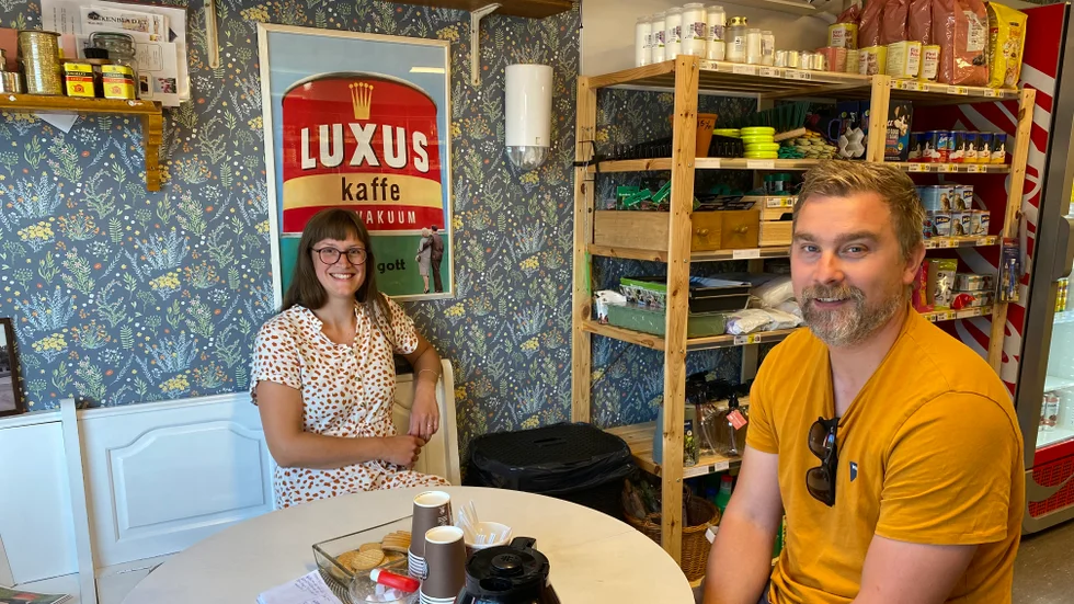 Anna Zetterholm och Kalle Larsson är det nya lanthandlarparet på Ukna diversehandel från den 1 september.