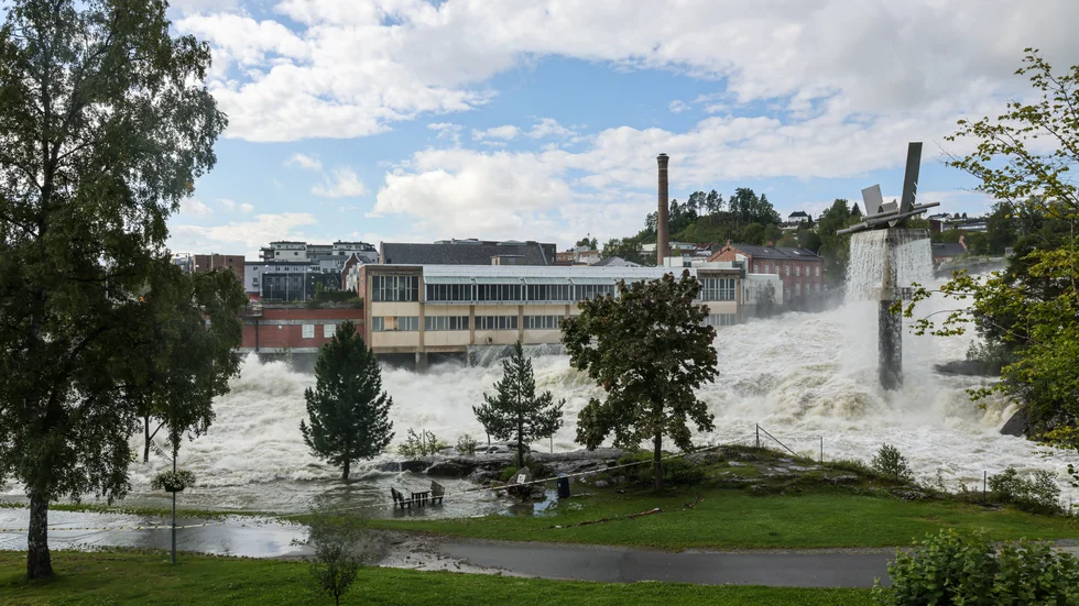 Kronprins Haakon besökte under lördagen centrala Hønefoss som drabbats svårt av ovädret Hans.