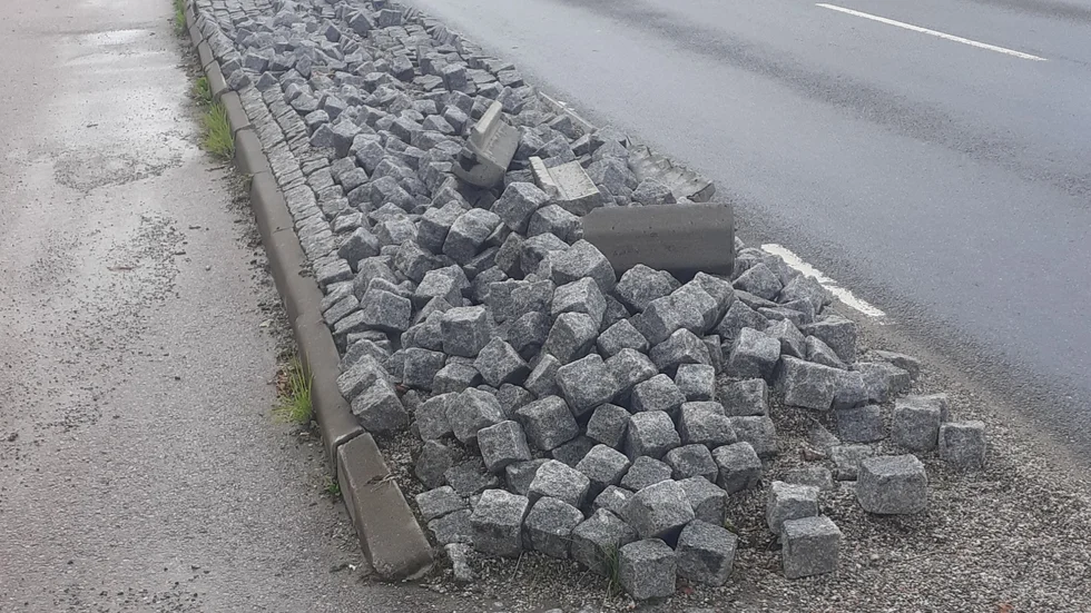 Gatstenarna i den trasiga refugen bildar ett mindre stenröse vid Storgatan i Vingåker. 