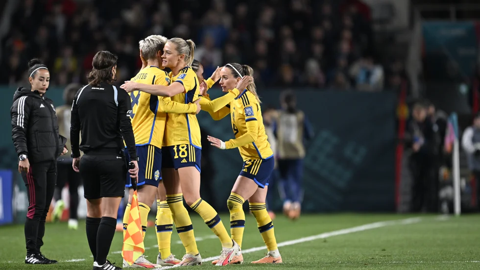 Sveriges Fridolina Rolfö och Kosovare Asllani byttes ut i VM-kvartsfinalen mot Japan i Auckland.