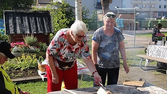 Margareta Andersson och Rut Ek deltog i en trevlig gårdsträff i Överkalix.