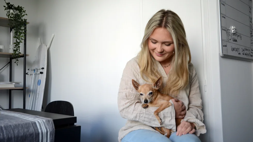 I augusti öppnar Molly Kullman, 18, ett hunddagis i centrala Nyköping. Här med sin hund Ratata.