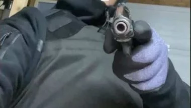 Oxelösundsbon döms för att ha skickat flera hotfulla sms till den unga mannen, bland annat filmer och bilder. På en av bilderna riktas en pistol rakt mot kameran.