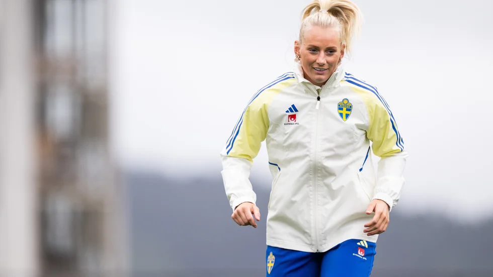 Vadstenatjejen Stina Blackstenius fick beröm för sina tre mål i VM-genrepet mot Filippinerna, seger med 5-1. På söndag morgon startar VM med match mot Sydafrika för Sverige.