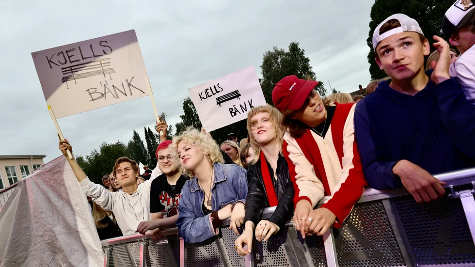 Många ville rymmas på Kjells Bänk. Det unga Skelleftebandet stod för den största publiksiffran under Trästockfestivalens första dag.