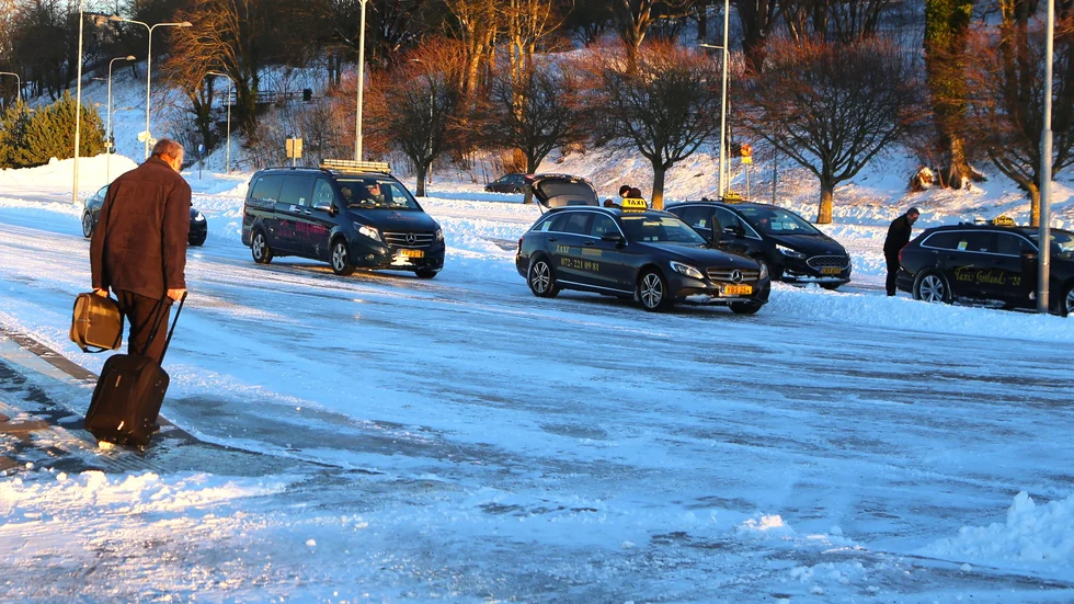 Den cirka 15 meter långa sträckan mellan busshållplatsen och taxiområdet är förrädiskt hal.