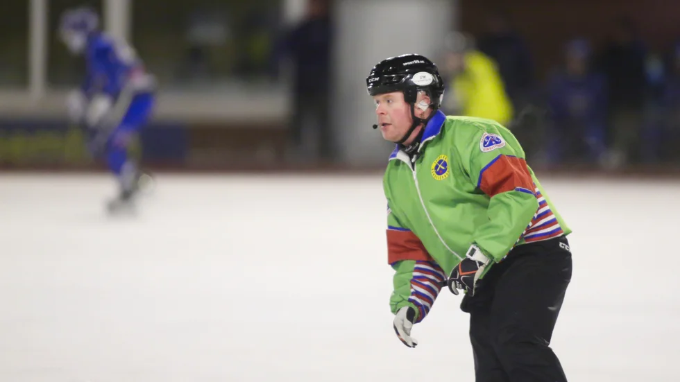Huvuddomare Adam Jokinen säger att han inte kan komma ihåg om han varit med om det tidigare att en match drabbats av så mycket problem med isen. 