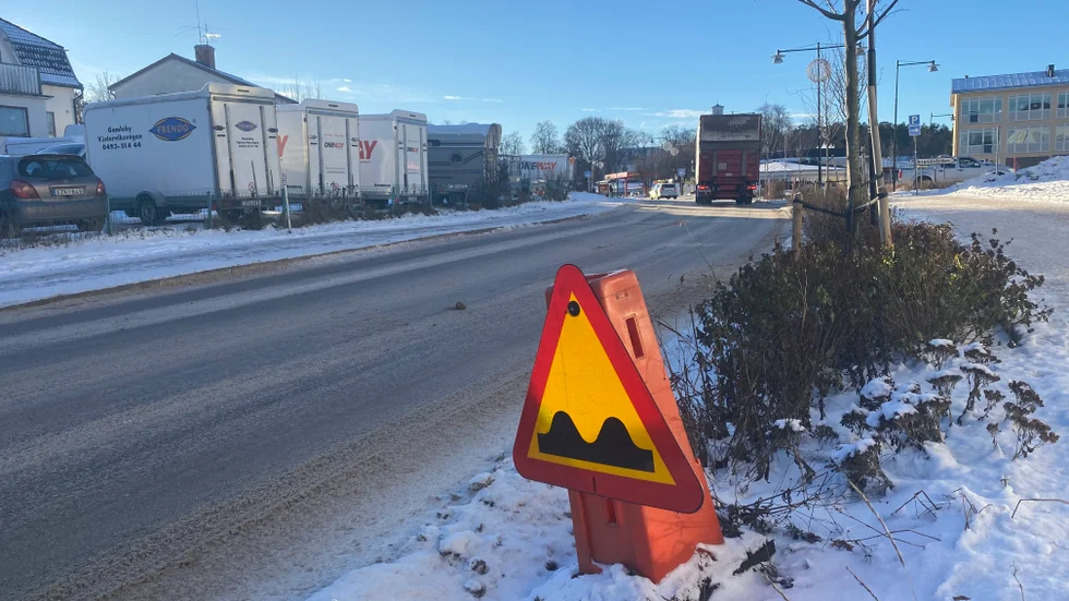 Här, mitt emot macken, behöver vägen åtgärdas, enligt Västervik miljö och energis Viking Peterson.