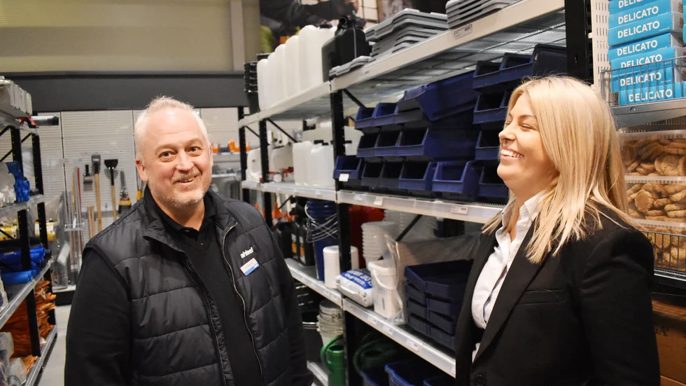 Butikschef Lars Westermark och försäljningschef Sara Christofferson tror på satsningen att flytta till Hedensbyn.