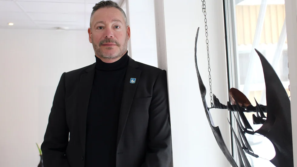 Kostnaden för att driva restaurang skiljer sig stort mellan landets kommuner. Bo Essén, alkoholhandläggare, ska under våren jobba med att ta fram nya, mer rättvisa, avgifter i Västervik. "Personligen kan jag tycka att det borde vara lika i hela Sverige. Men så är det inte", säger han.
