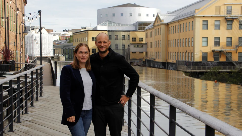 Norrköpingsparet Emma, 30 och Alexander Lindblom, 34, är först ut i den nya serien "Husköp i blindo", där deltagarna lämnar över sitt husköp helt och hållet. "Det har varit en känslomässig berg- och dalbana", säger de två.