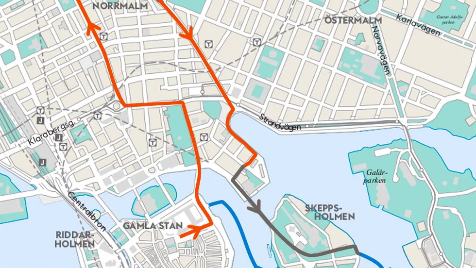 Kortegevägen genom centrala Stockholm. Kortegen genomförs både med häst och vagn och med kungaslupen Vasaorden.