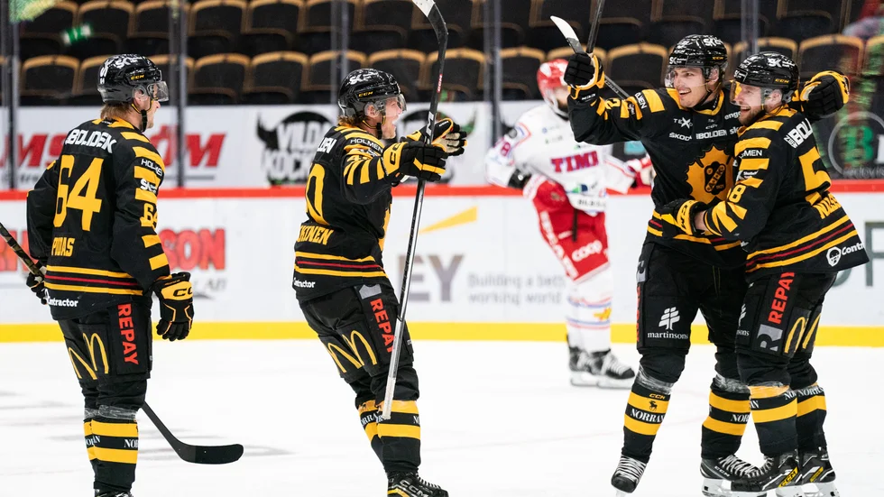 Jonathan Johnson, second from the right, is congratulated after his 3-1 goal against Timrå, a goal that gave AIK breathing room in the third period.