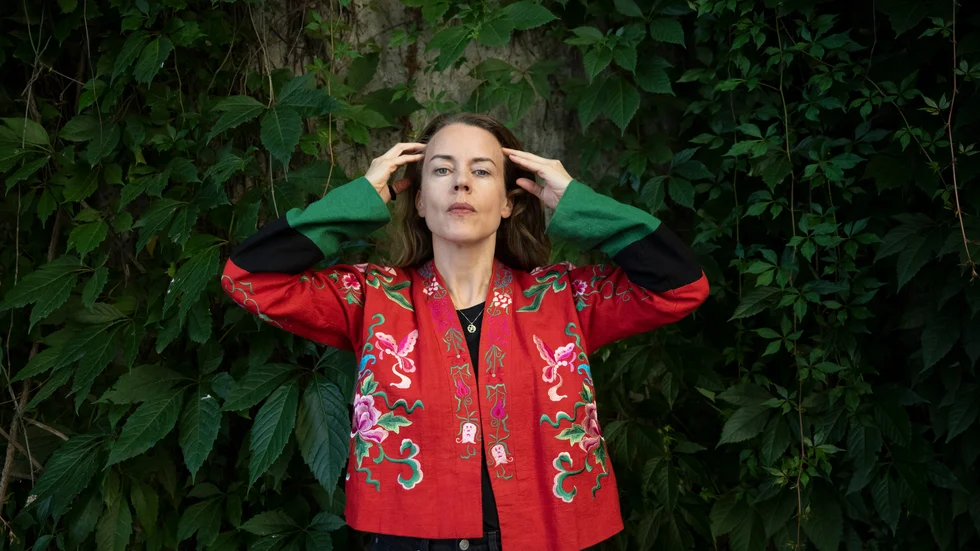 "Även om vi är i naturen får vi inte veta så mycket om hur något ser ut. Jag är mest intresserad av människor och relationer, det är det som är i fokus", säger Annika Norlin om sin roman.